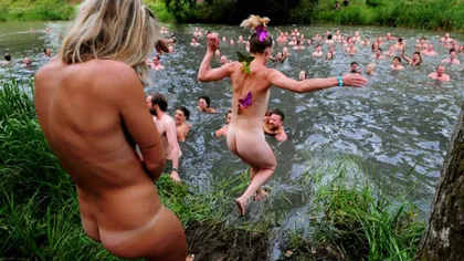 Nudiştii dintr-un club secret s-au aruncat în apă, încercând să doboare recordul mondial