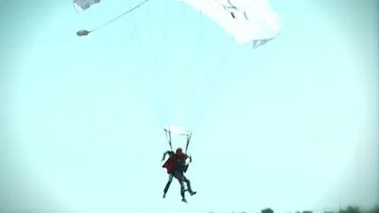 Un salt cu paraşuta, cadou inedit de Sfânta Maria VIDEO