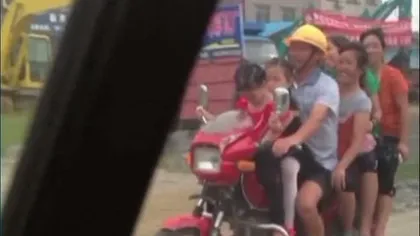 Inconştienţă dusă la extrem: OPT persoane pe o motocicletă VIDEO