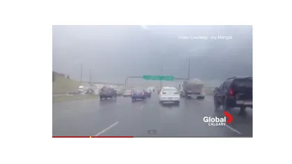Pericol pe autostradă, în timpul unei furtuni! ŞOFERII S-AU SPERIAT DE MOARTE! VIDEO