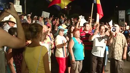 PROTESTE ÎN PIAŢA UNIVERSITĂŢII: Manifestanţii au strigat, pentru a doua zi, împotriva lui Băsescu