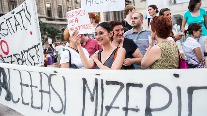 Peste 60 de persoane au protestat în Piaţa Unirii din Cluj: 
