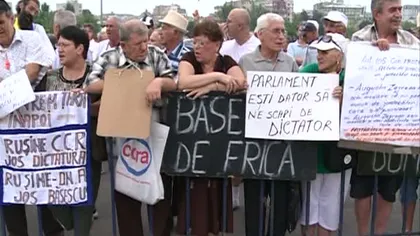 Manifestaţie anti-Băsescu în faţa Parlamentului VIDEO