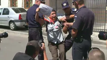 Protestatar luat pe sus de jandarmi, la sediul de campanie al lui Traian Băsescu VIDEO