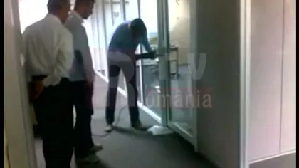 Scene incredibile la Realitatea TV. Administratorul sparge cu bormaşina uşa unui birou VIDEO
