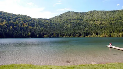 Scăldatul în Lacul Sfânta Ana a fost interzis, pentru protejarea calităţii apei de loţiunea de protecţie solară folosită de turişti