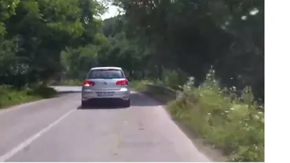 Trebuie să-l vezi! Şoferul care semnalizează la fiecare curbă VIDEO