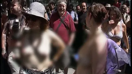 Ultima nebunie la americani: Topless pe stradă VIDEO
