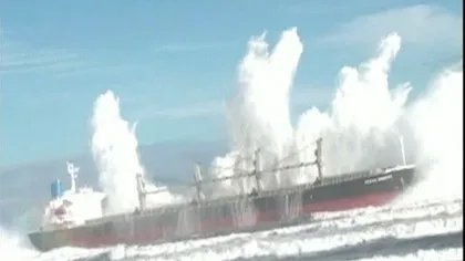 Furtună spectaculoasă în Chile: Valurile au ajuns până la şosea VIDEO
