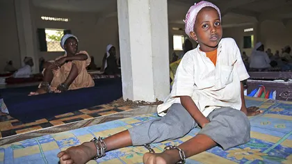 Cum îşi antrenează Al Qaida teroriştii sinucigaşi: Răpeşte şi ţine în lanţuri copii somalezi