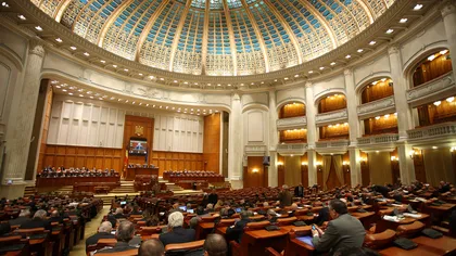 Senatorii şi deputaţii îşi reiau luni activitatea în Parlament