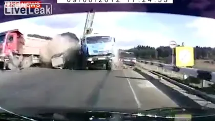 Accident teribil în Rusia. Un TIR face praf un camion şi o maşină VIDEO