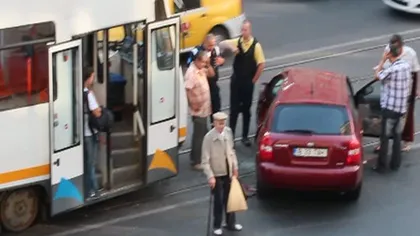 Accident în Capitală: O maşină a fost lovită de tramvai VIDEO