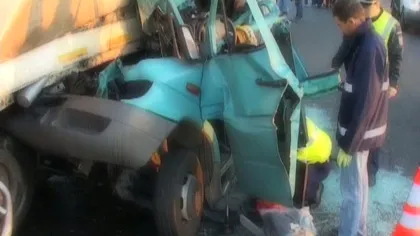 GRAV ACCIDENT în Ialomiţa: Patru persoane au murit după ce un microbuz a intrat într-un TIR oprit