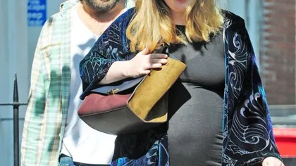 Adele are o burtică de gravidă uriaşă VEZI FOTO