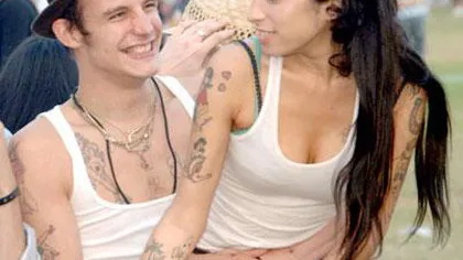 Cântăreaţa Amy Winehouse era DROGATĂ de soţul ei, Blake Fielder VIDEO