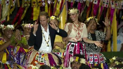 Prinţul William şi Kate, dans tribal alături de băştinaşele din Tuvalu VIDEO