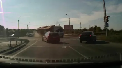 ACCIDENT INCREDIBIL Camion încărcat cu lemne se răstoarnă pe un drum în Ucraina VIDEO