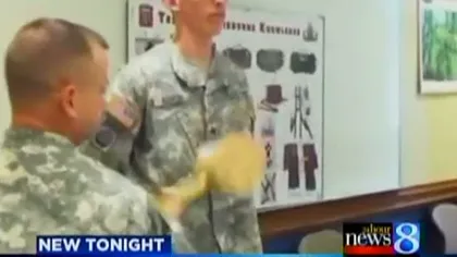 Ritual STUPID de iniţiere: Un soldat american este LOVIT CU CIOCANUL în piept de un superior VIDEO