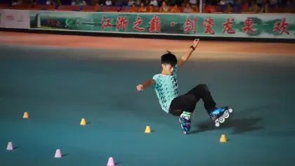 Un băiat din China a uimit întreaga ţară: Dansează fenomenal pe...role VIDEO