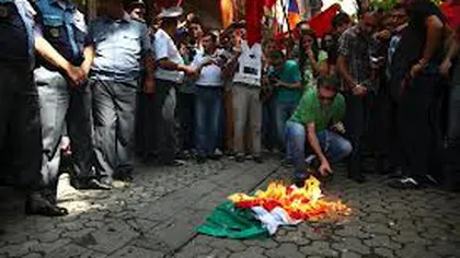 Proteste violente la Erevan: Drapelul Ungariei arde în faţa Consulatului ungar