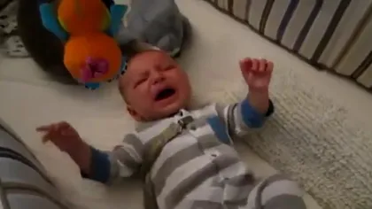 Metodă inedită pentru a calma un bebeluş plângăcios VIDEO