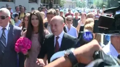 Traian Băsescu, huiduit de protestatari, la cununia fiicei sale VIDEO