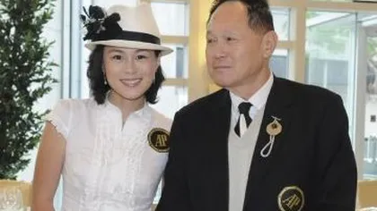 Fiica lesbiană a miliardarului din Hong Kong îi cere tatălui ei să renunţe la 