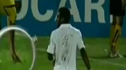 Un spectator a aruncat o grenadă pe teren, în timpul unui meci de fotbal din Iran VIDEO