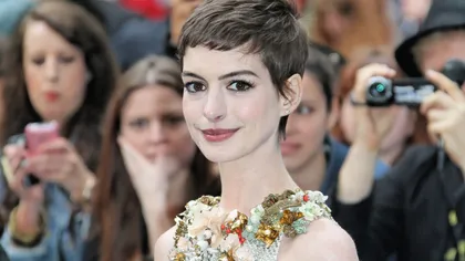 Valentino: Eu am creat rochia de mireasă pentru Anne Hathaway