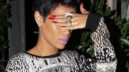 Rihanna, cu o striperiţă goală şi acoperită cu bani între picioare FOTO