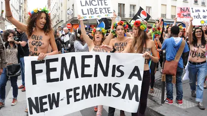 Zeci de activiste Femen au defilat TOPLESS prin Paris GALERIE FOTO