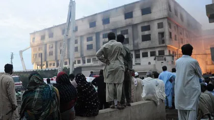 Peste 280 de morţi în incendiu, în Pakistan: Victimele săreau de la geamuri, alţii erau pe acoperiş