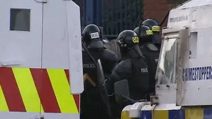 Poliţia din Irlanda de Nord intervine în luptele de stradă dintre catolici şi protestanţi