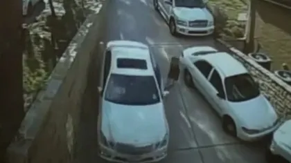 Atenţie la frâna de mână! Şoferiţă, pusă la pământ de propria maşină VIDEO