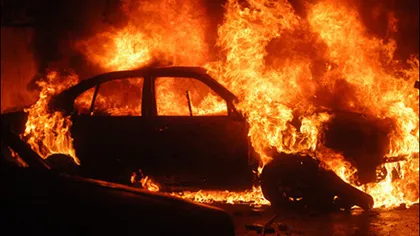 Incendiu puternic la Slatina: Zeci de maşini şi caroserii au luat foc