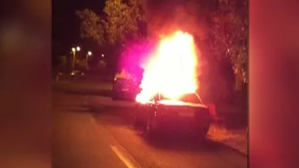 REGLARE DE CONTURI: Maşină de lux, incendiată într-un cartier din Arad VIDEO