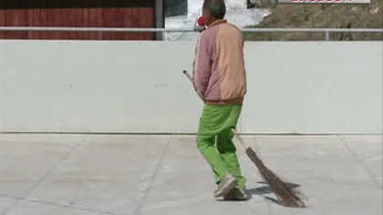 Achiziţie penibilă în Călăraşi: o mătură de 13.000 de euro. Vezi la ce ar fi trebuit folosită VIDEO
