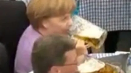 INEDIT. Angela Merkel, surprinsă savurând o bere prin sudul Germaniei VIDEO