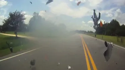 A scăpat miraculos: Motociclist aruncat zeci de metri în aer după ce s-a izbit de o maşină VIDEO