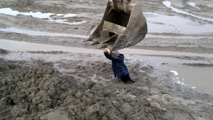 Salvare INEDITĂ. Un bărbat a fost scos din noroi cu... excavatorul VIDEO