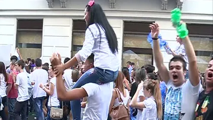 Parada elevilor, pe străzile Bucureştiului. 20.000 de tineri s-au dat în spectacol VIDEO