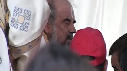 Patriarhului Daniel i s-a făcut rău în timpul unei slujbe, la Mizil VIDEO