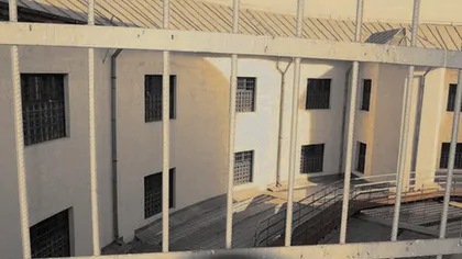 Protest pe o clădire a Penitenciarului Craiova. Un deţinut, supărat că este cercetat disciplinar