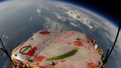 Prima pizza în spaţiu: A ajuns în cosmos la bordul unui balon cu heliu VIDEO
