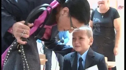 MOMENT INEDIT ÎN PRIMA ZI DE ŞCOALĂ. Ministrul Educaţiei şterge lacrimile unui elev plângăcios VIDEO