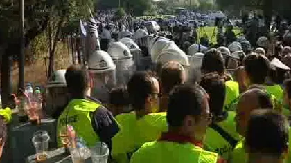 Poliţişti contra poliţişti pe străzile din Atena