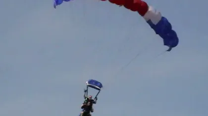 Primarul din Baia Mare, Cătălin Cherecheş, a sărit cu paraşuta, pentru imaginea oraşului