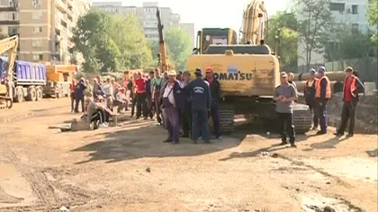 PROTEST LA METROU: Muncitorii care lucrează la linia din Drumul Taberei au oprit lucrul VIDEO