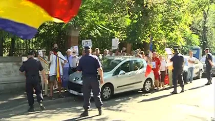 Protest în faţa sediului PDL. Zeci de persoane au scandat lozinci împotriva lui Traian Băsescu